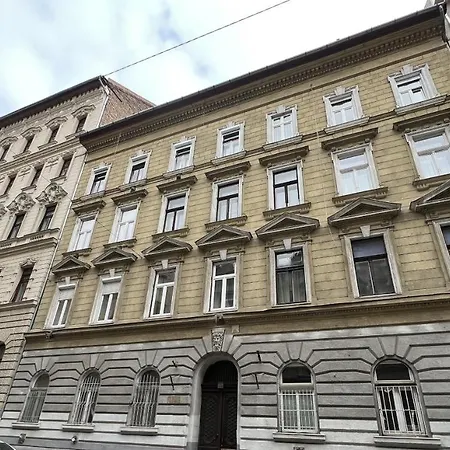 Appartement Eotvos 25 *