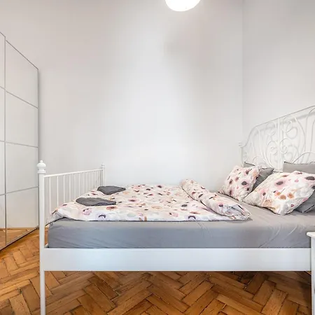 Eotvos 25 * Budapeşte