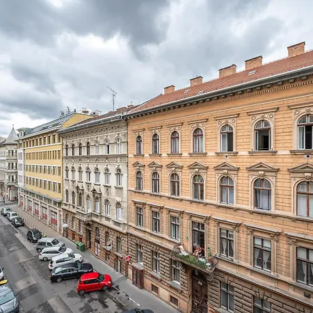 Apartment Eotvos 25 *